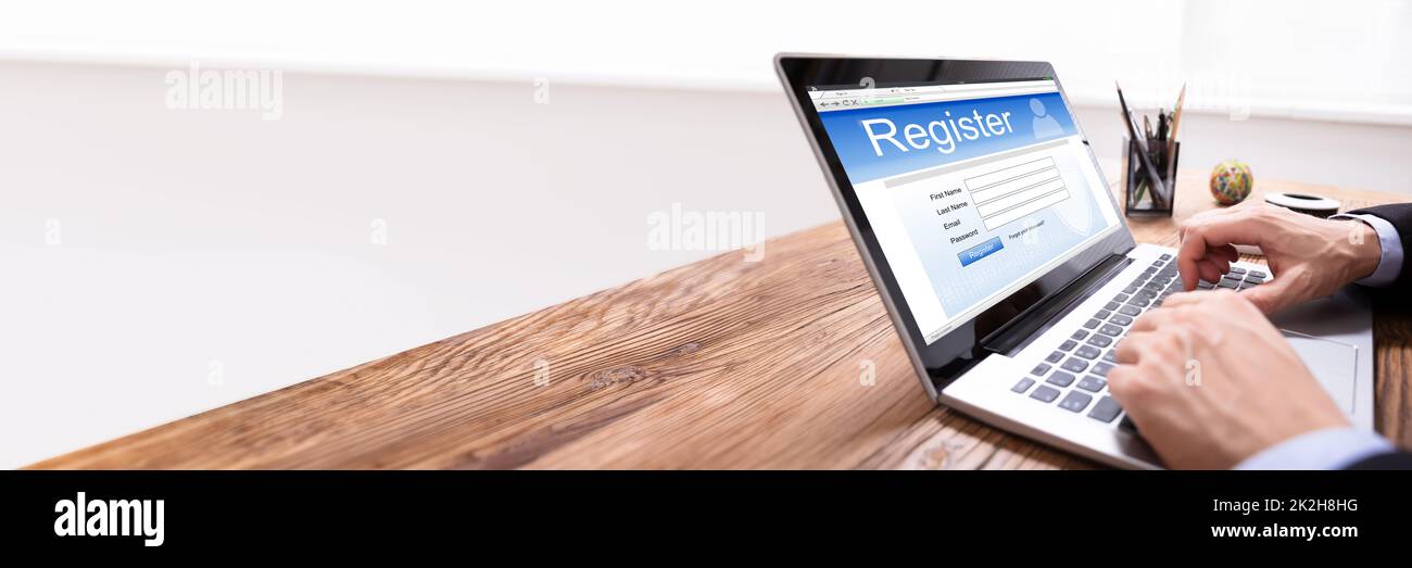 Online-Anmeldeformular Für Mann Auf Laptop Stockfoto