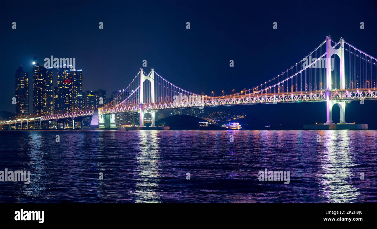 Gwangan Brücke und Wolkenkratzer in der Nacht. Busan, Südkorea Stockfoto