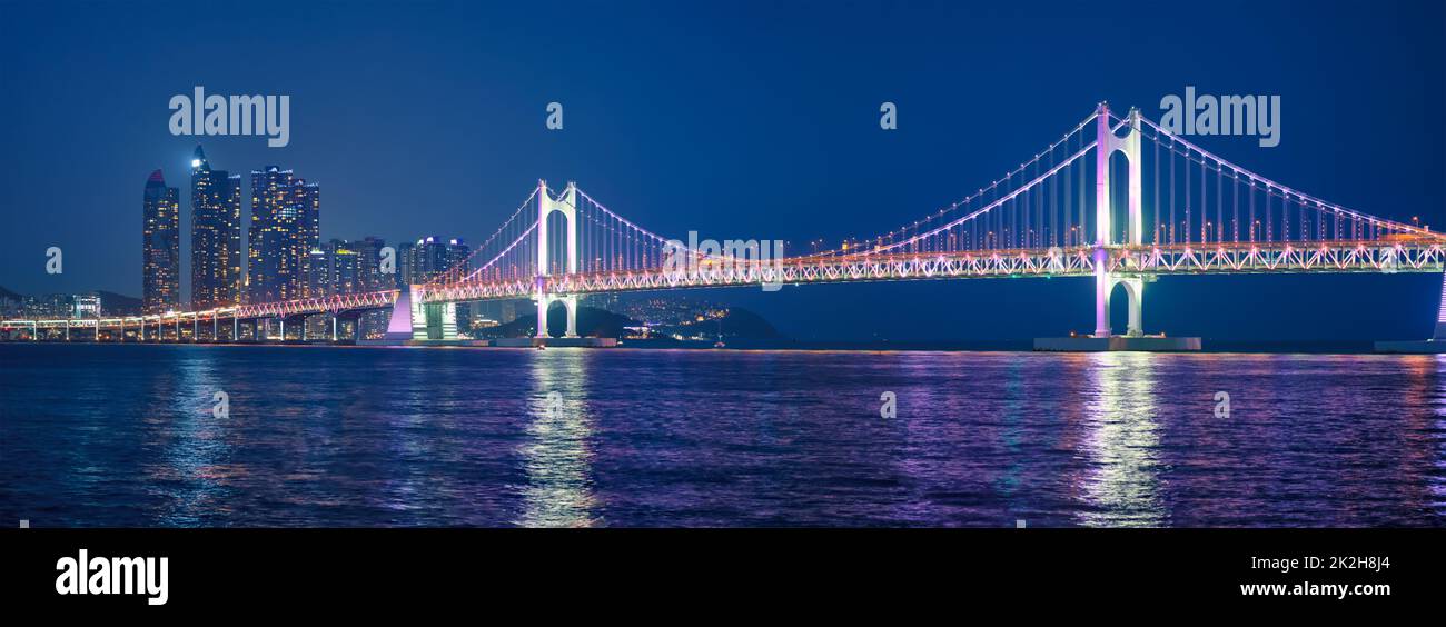Gwangan Brücke und Wolkenkratzer in der Nacht. Busan, Südkorea Stockfoto