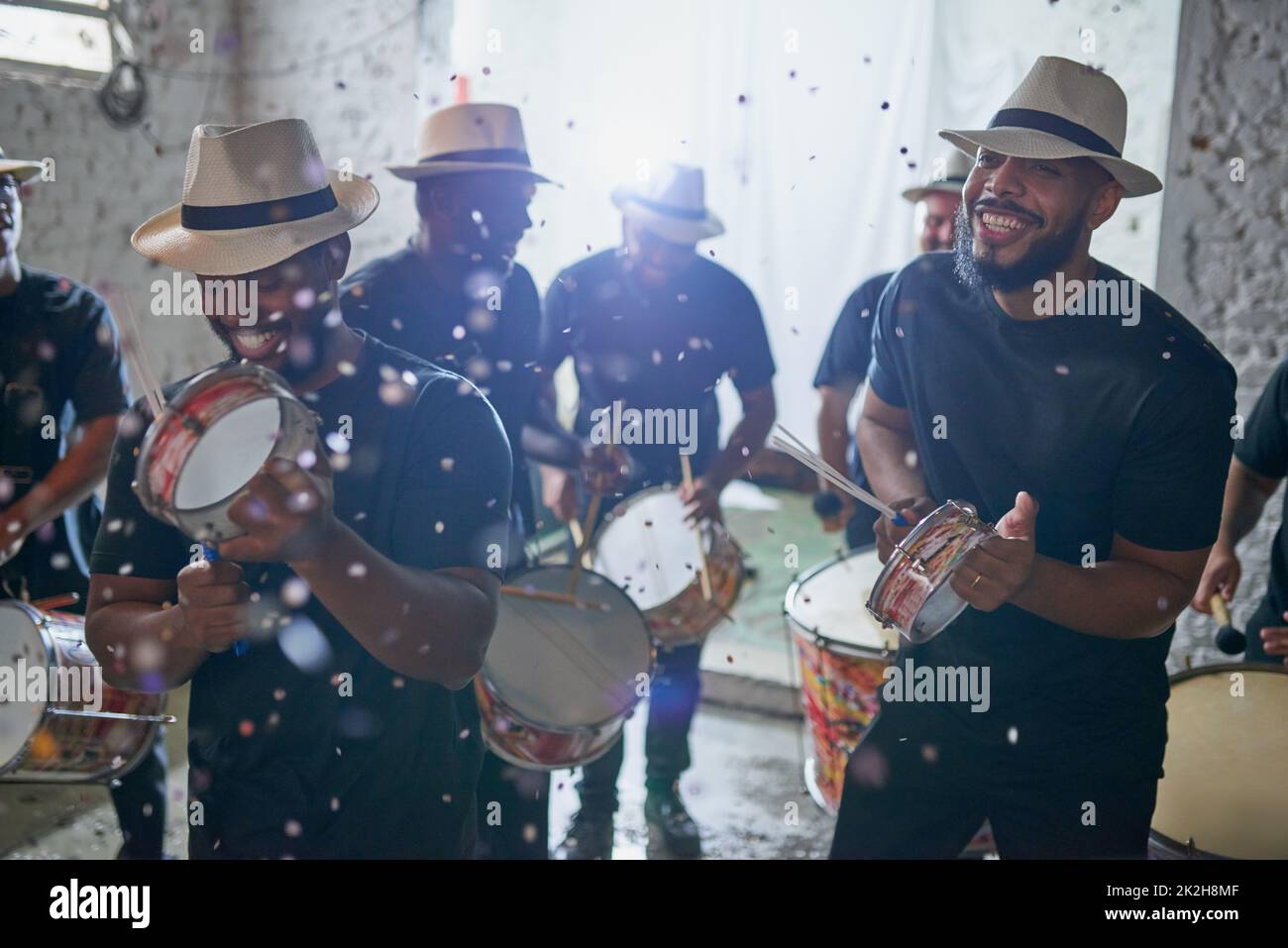 Synchron zu brasilianischen Beats. Aufnahme einer Gruppe von Musikern, die drinnen zusammen spielen. Stockfoto