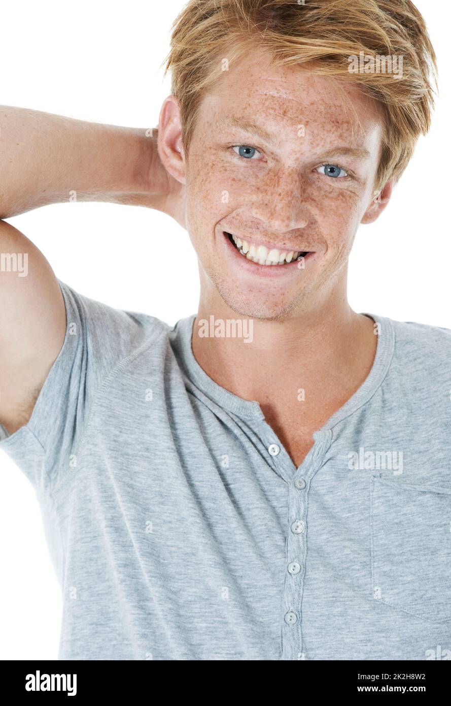 Selbstbewusst und lässig. Studioporträt eines hübschen jungen Mannes mit Ingwerhaar. Stockfoto