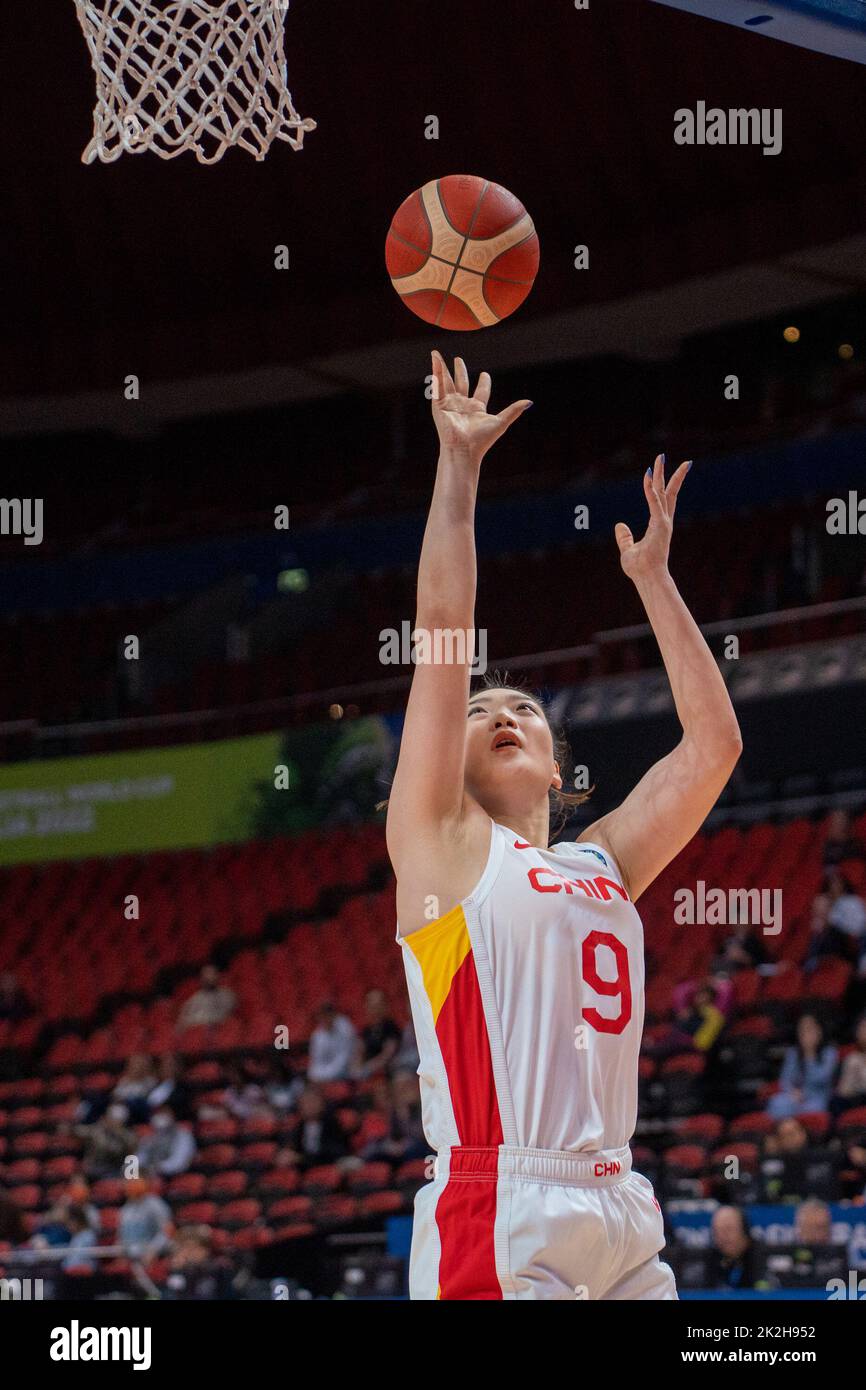 Sydney, Australien. 23. September 2022. Li Meng (9 China) nimmt während des FIBA-Womens-Weltcupspiels 2022 zwischen China und Bosnien und Herzegowina im Sydney Superdome in Sydney, Australien, eine Aufnahme vor. (Foto: NOE Llamas/Sports Press Photo/C - EINE STUNDE DEADLINE - NUR FTP AKTIVIEREN, WENN BILDER WENIGER ALS EINE STUNDE ALT sind - Alamy) Quelle: SPP Sport Press Photo. /Alamy Live News Stockfoto