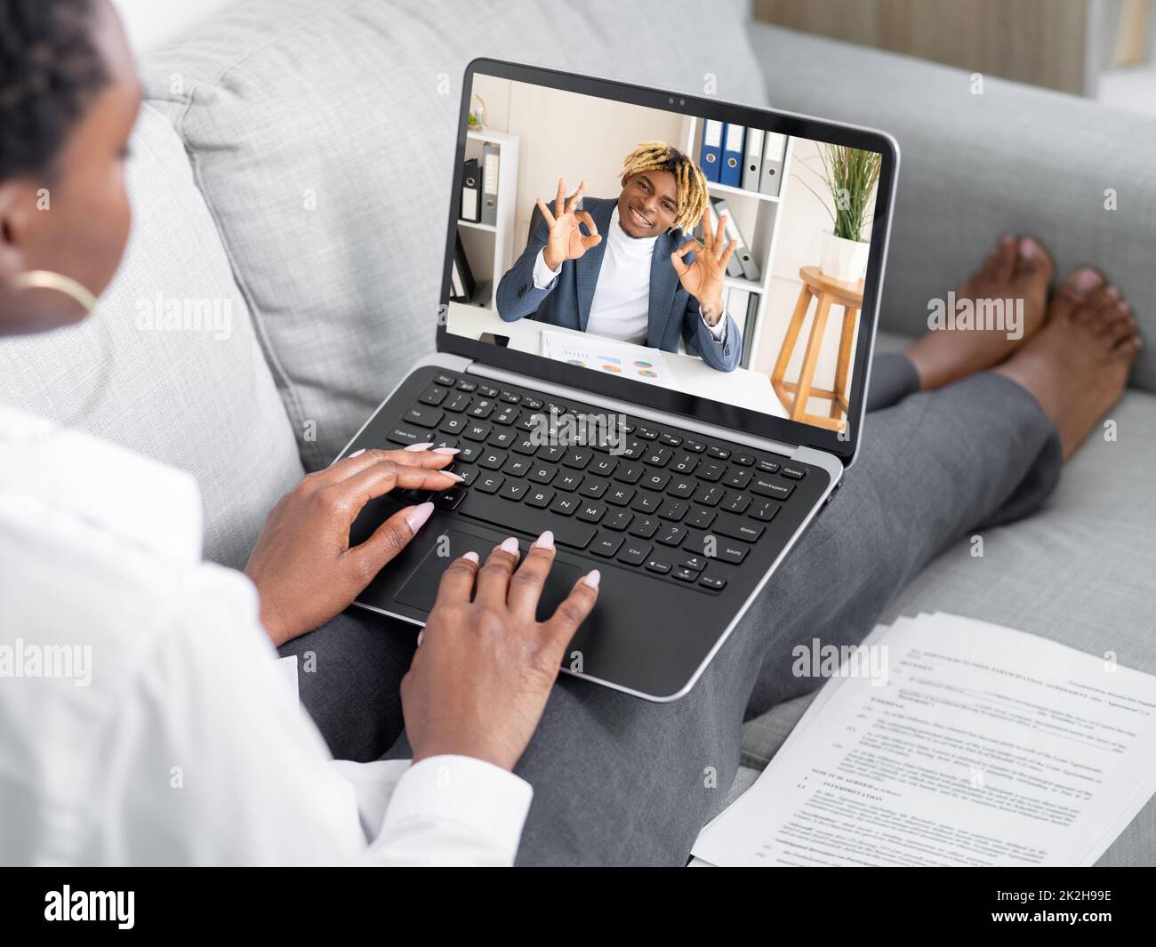 Videoanruf. Remote-Arbeit. Online-Verhandlung. Entspannte Geschäftsfrau mit Laptop, die Online-Vereinbarung mit einem männlichen Partner auf dem Bildschirm in virtuellen ho diskutiert Stockfoto