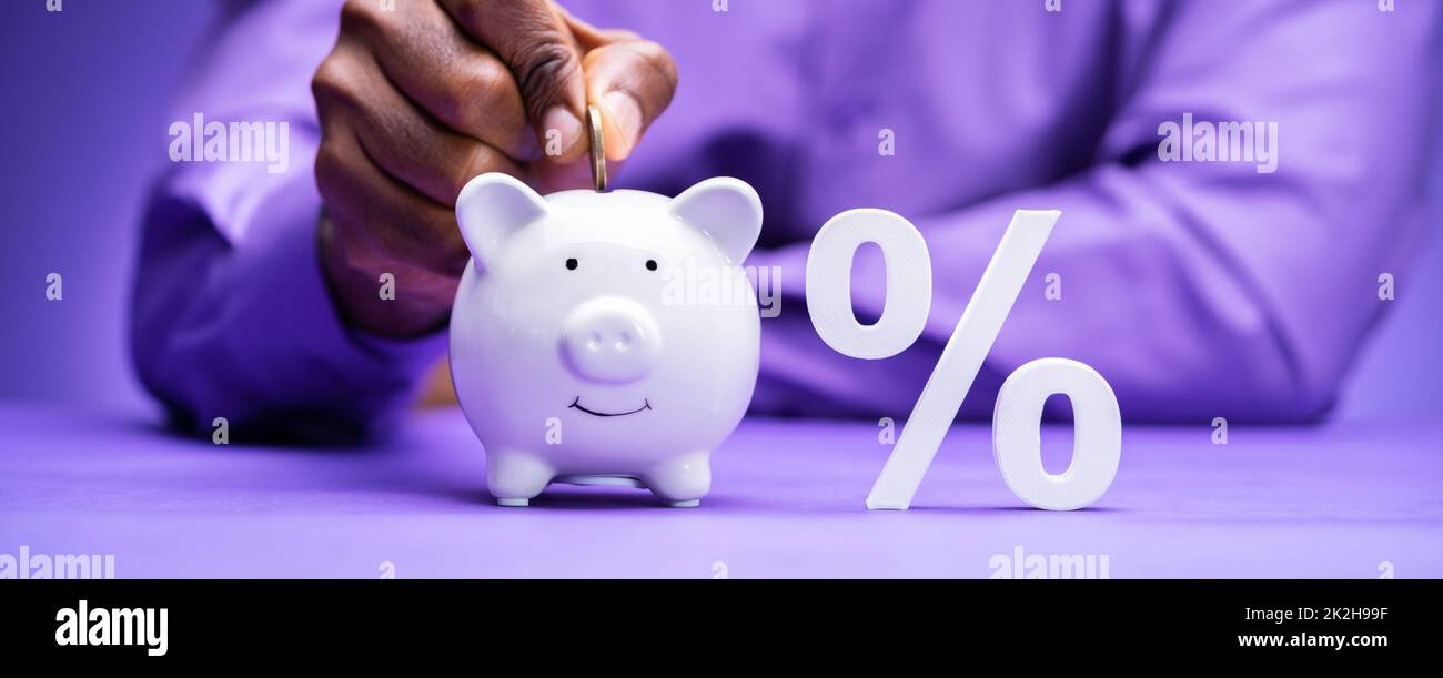 Finanzprozentsatz Und Piggybank Mit Geld Stockfoto