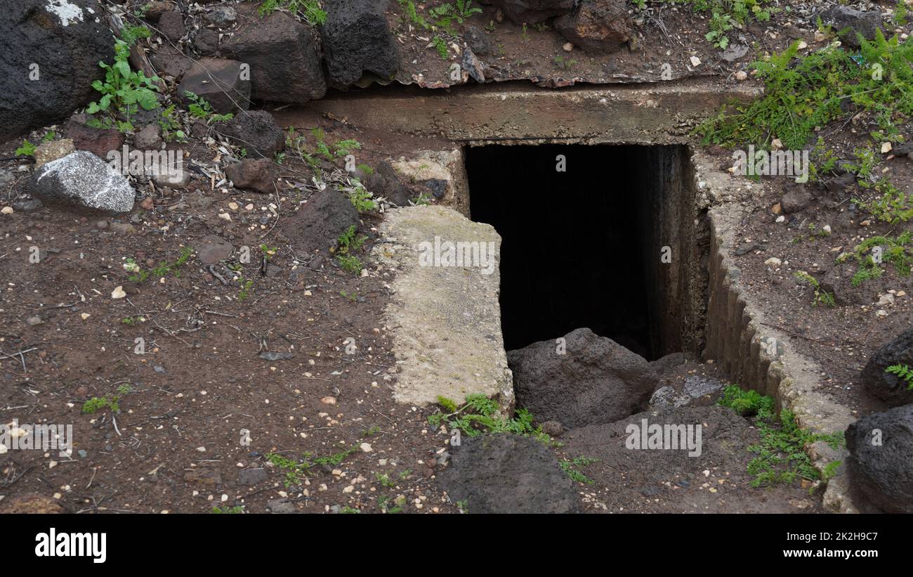 Ein alter syrischer Bunker bleibt auf dem Gadot Lookout, Israel, den Hängen der Golanhöhen mit Blick auf das Hula-Tal, Teil des Denkmals für die Soldaten der Alexandroni Golan Brigade Stockfoto