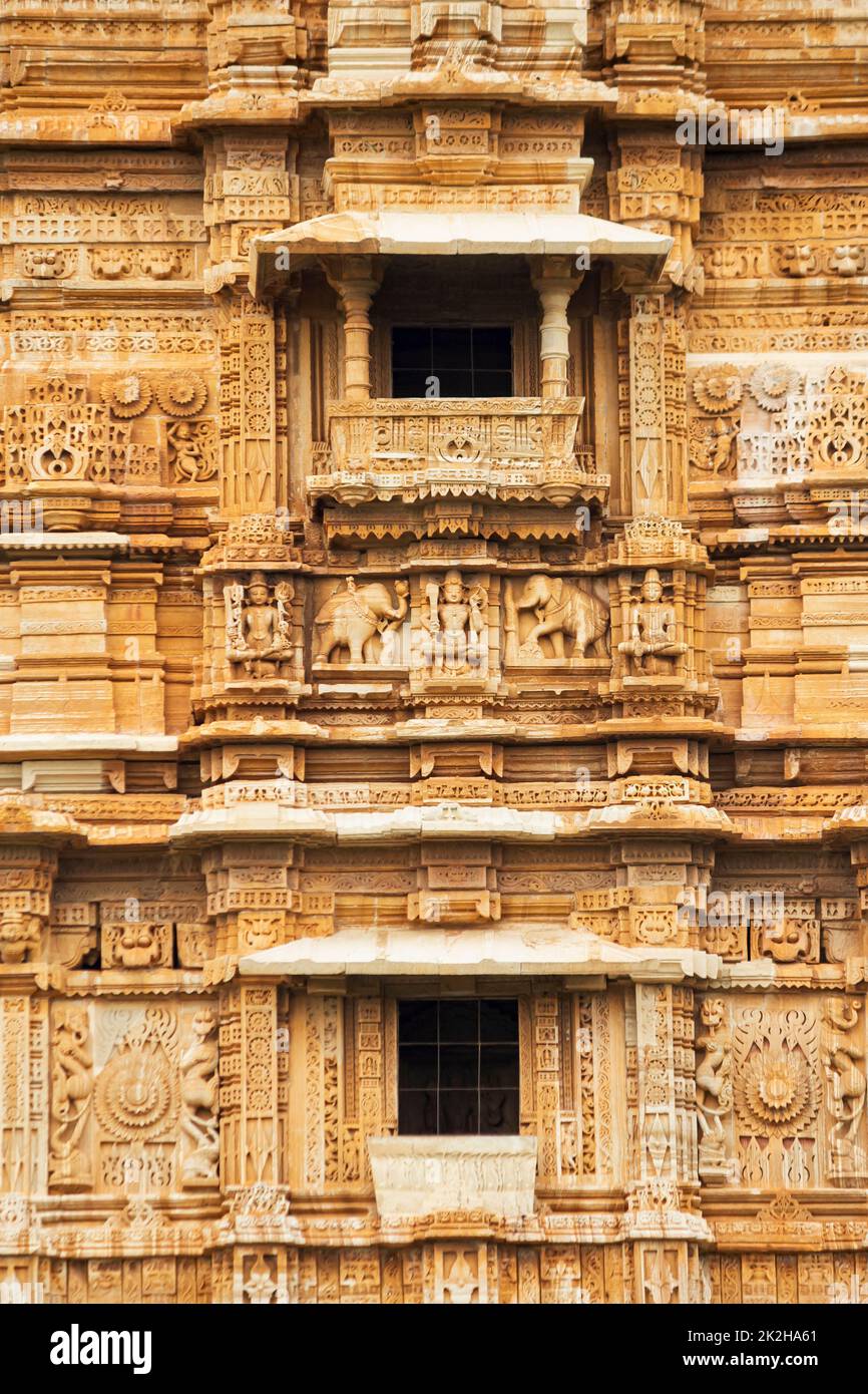 Schnitzereien auf der Vijay Stambh, Chittorgarh Fort, Rajasthan, Indien. Stockfoto