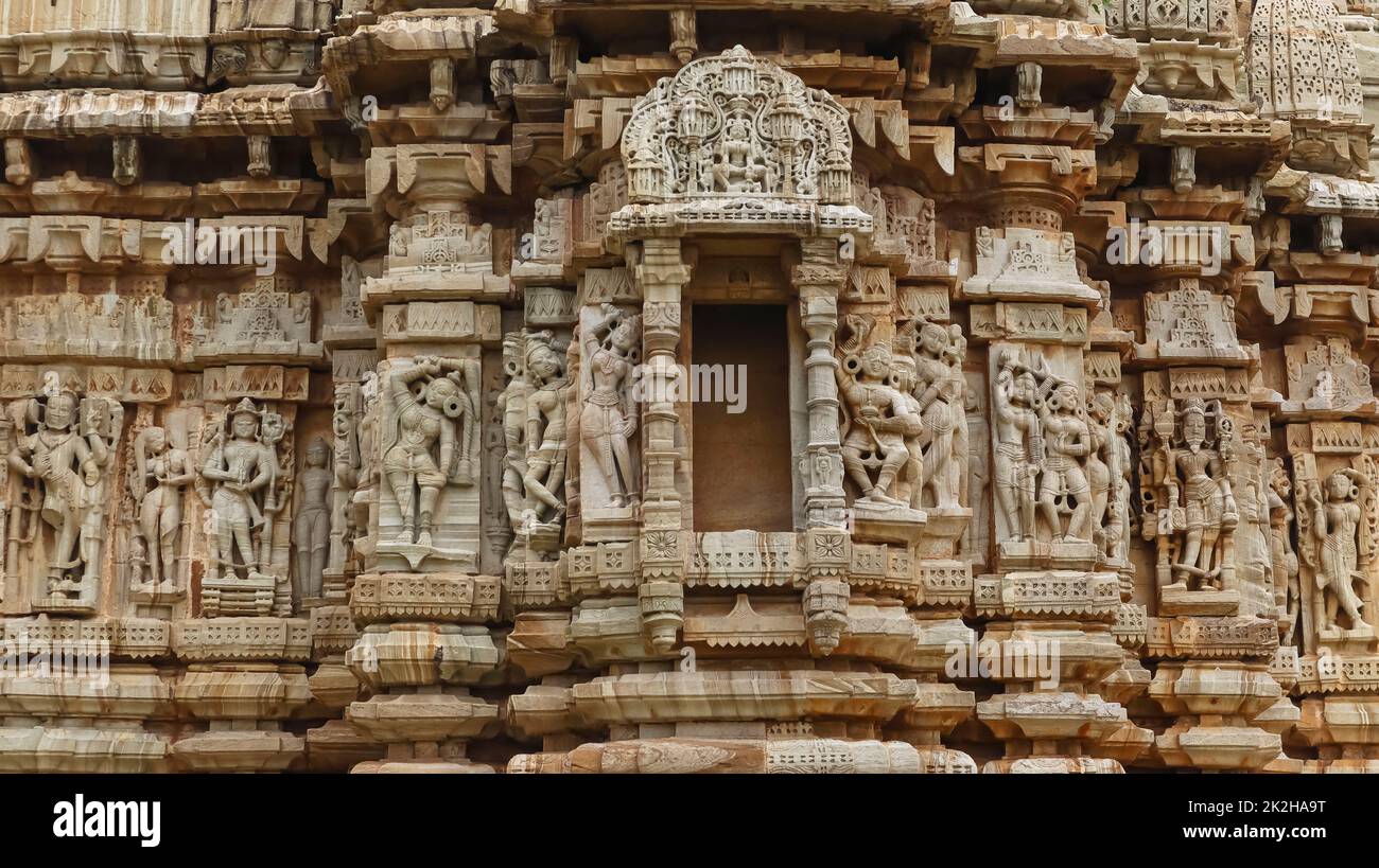 Schnitzereien von hinduistischen Göttern und Göttinnen auf dem Shree Digambar Jain Adinath Tempel, Chittorgarh Fort, Rajasthan, Indien. Stockfoto