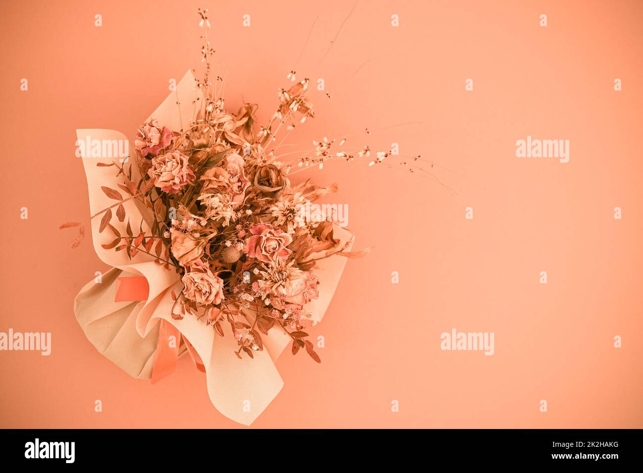 Designer Bouquet von getrockneten Blumen auf rosa Oberfläche gelegt Stockfoto