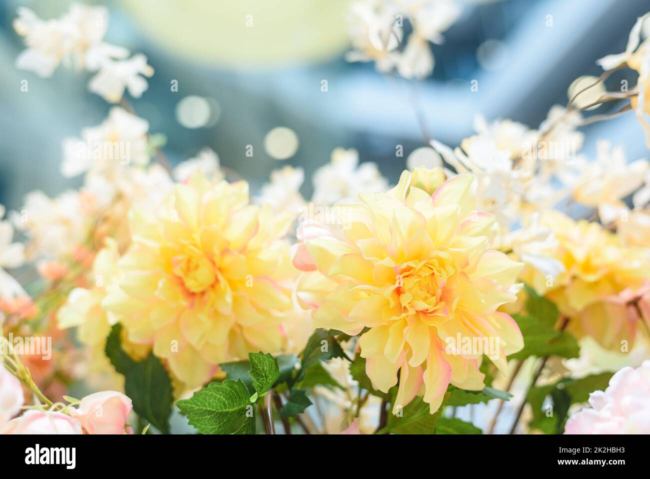 Gelbe künstliche Blumen Blumenstrauß Dekoration Einkaufszentrum Stockfoto