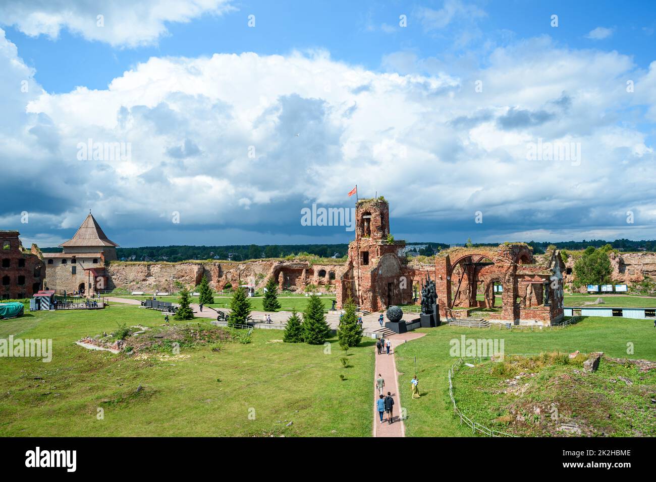 Historische Festungsruinen auf grüner Wiese vor blauem Himmel Stockfoto