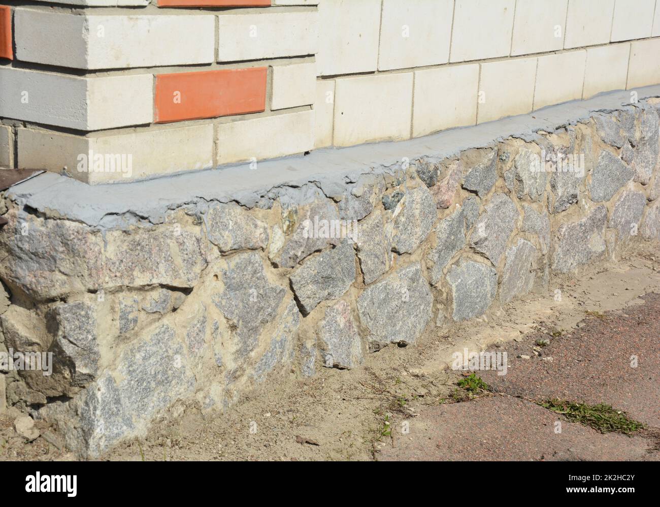 Natursteinhaus Fundamentmauer Stockfoto