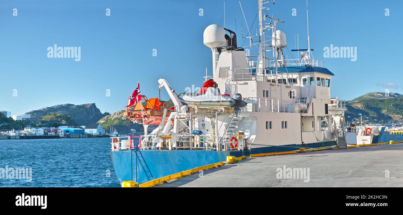 Erkunden Sie die Küste von Bodo. Ein Schiff im Hafen von Bodo, Norwegen. Stockfoto