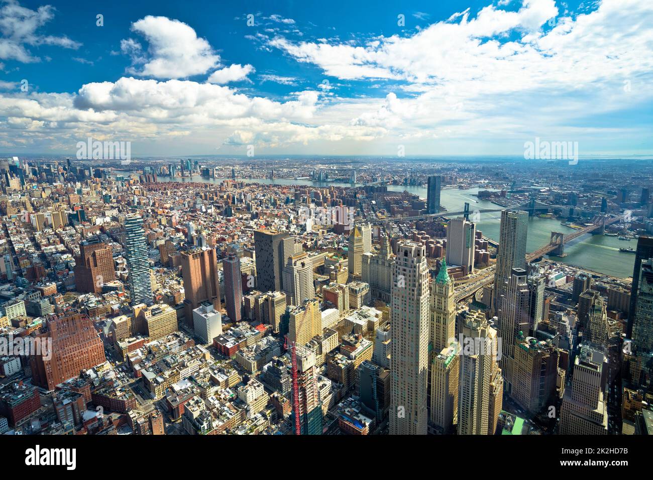 New York City Downtown und East River Bridges aus der Vogelperspektive Stockfoto