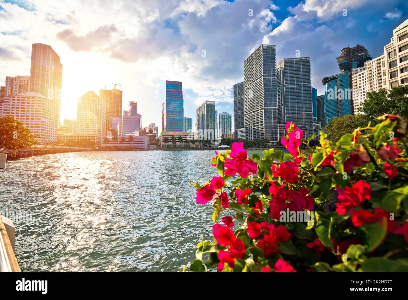 Fußweg am Ufer von Miami und Blick auf die Skyline bei Sonnenuntergang Stockfoto