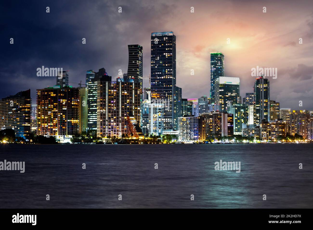 Abendliche Panoramaaussicht über die Skyline von Miami Stockfoto