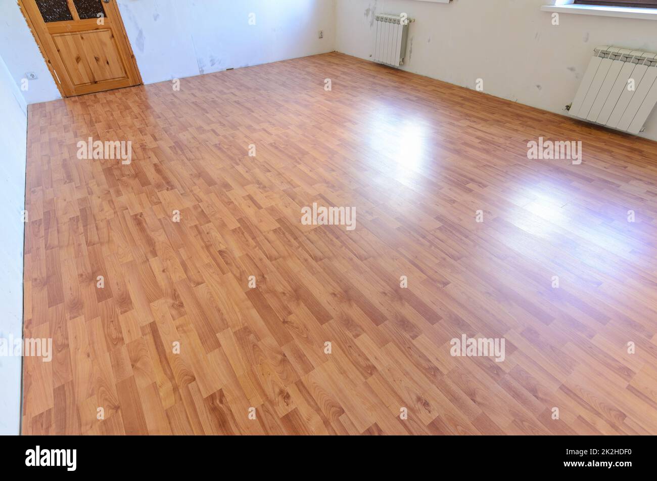 Laminat auf dem Boden des Zimmers nach einer Generalüberholung in der Wohnung Stockfoto