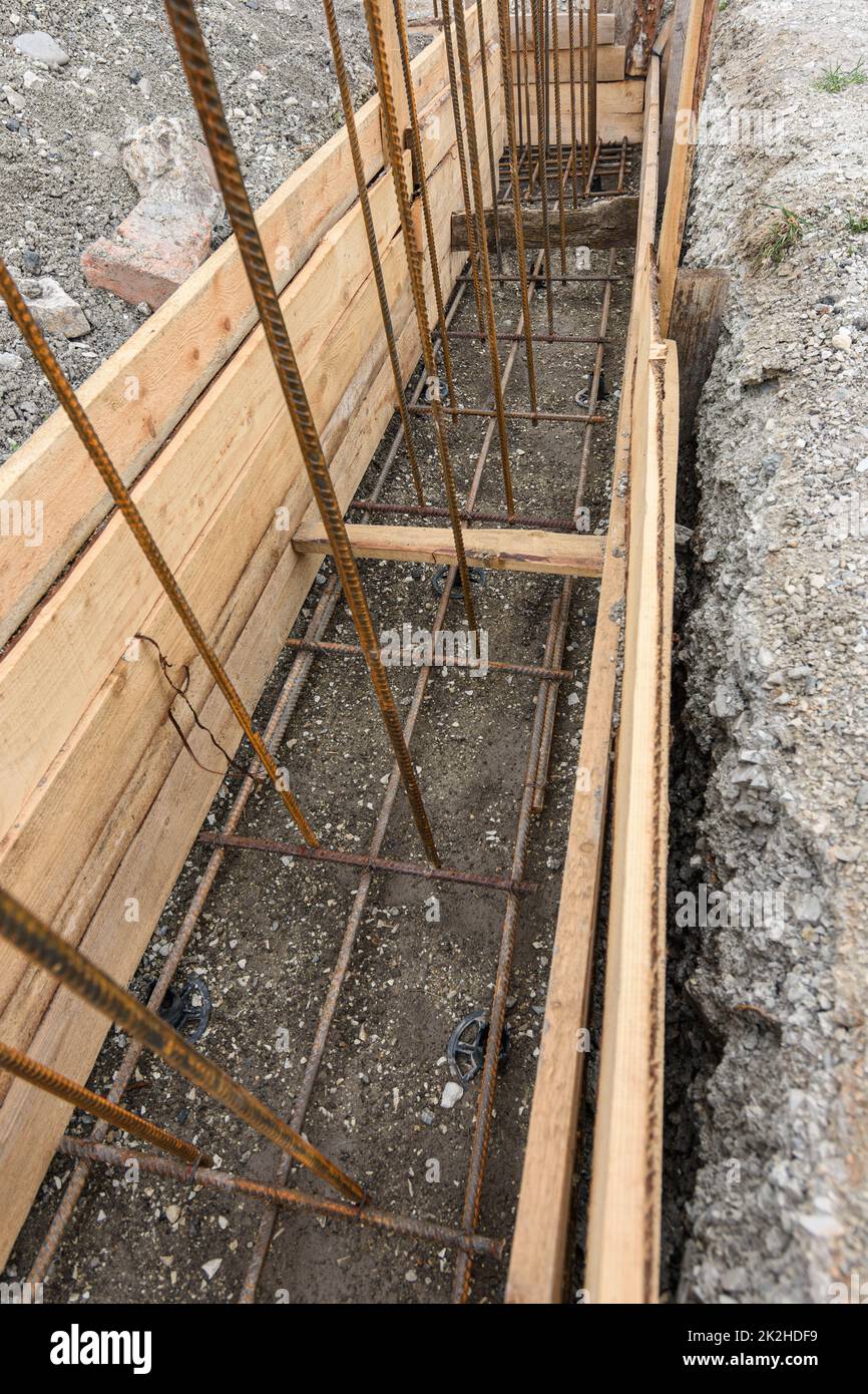 Verstärkung des Streifenfundaments, untere Verstärkungsschicht, unfertige Schalung Stockfoto