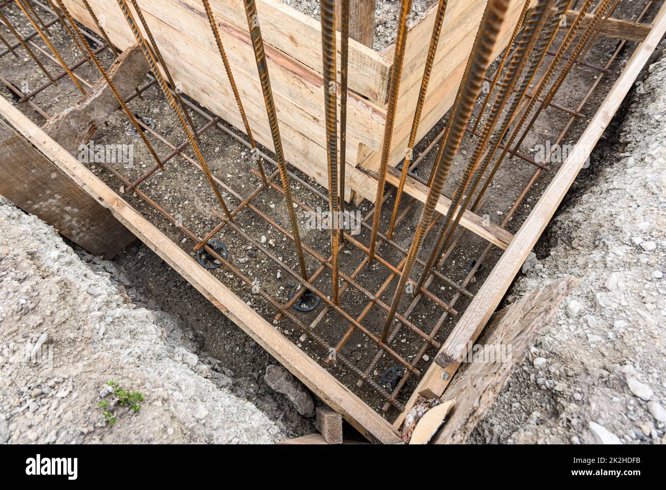 Stärkung der Ecke des Streifenfundaments während des Baus des Hauses Stockfoto