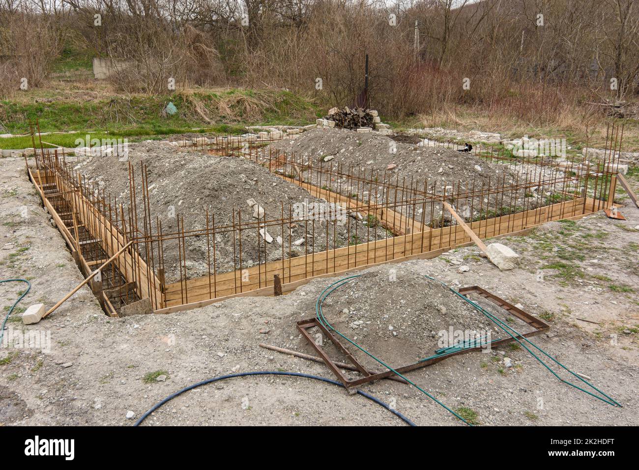 Der Generalplan für den Bau eines einstöckigen Privathauses, ein Graben wurde gegraben, Schalungen und Verstärkungen werden installiert Stockfoto