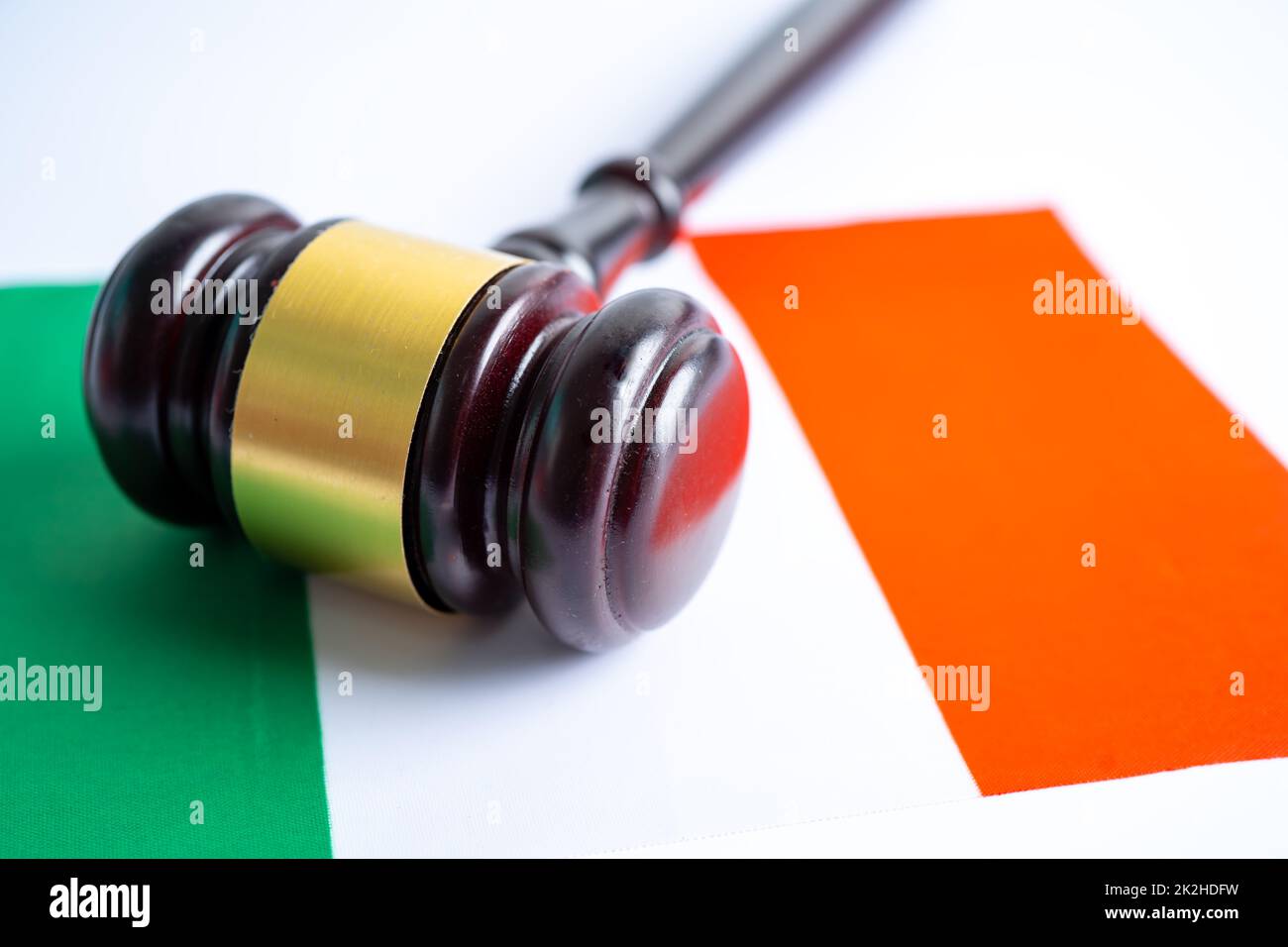 Italien Flagge mit Gavel für Richter Anwalt. Gesetz und Gericht Konzept. Stockfoto