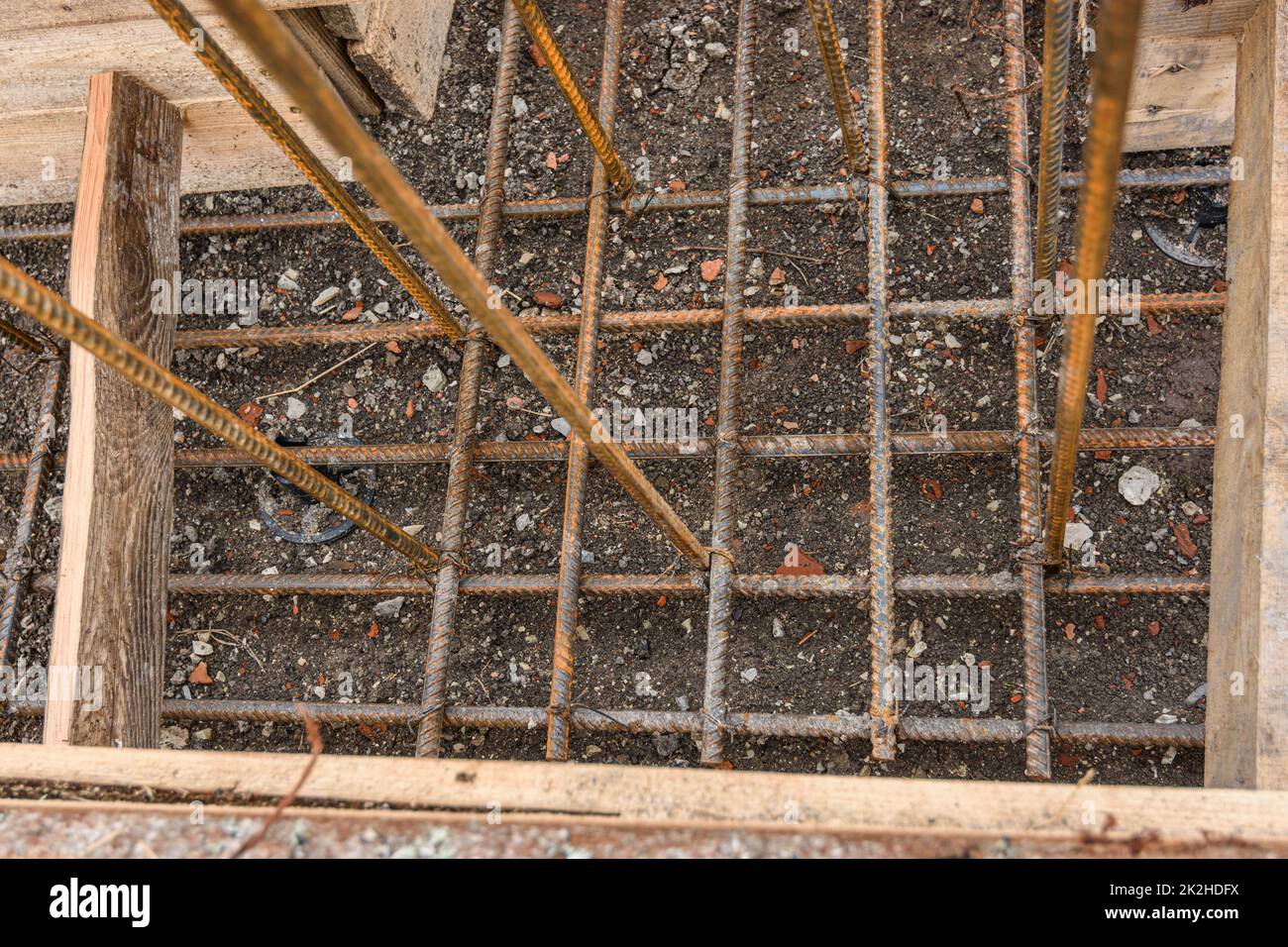Zusätzliche Verstärkung des Fadenkreuzes des Bandfundaments durch Metallverstärkung Stockfoto