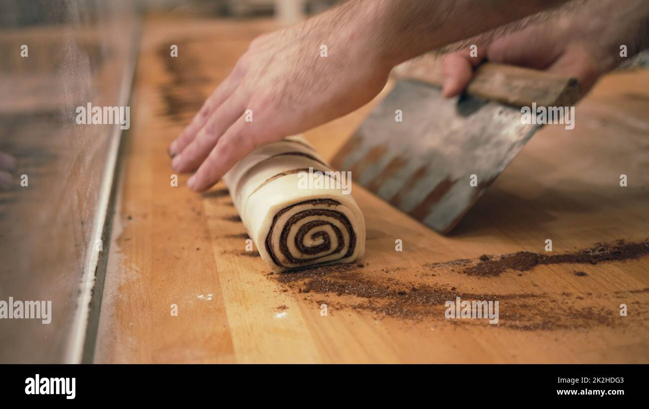 Bäcker, der mit handgemachtem Gebäck in einer kleinen Bäckerei arbeitet. Stockfoto