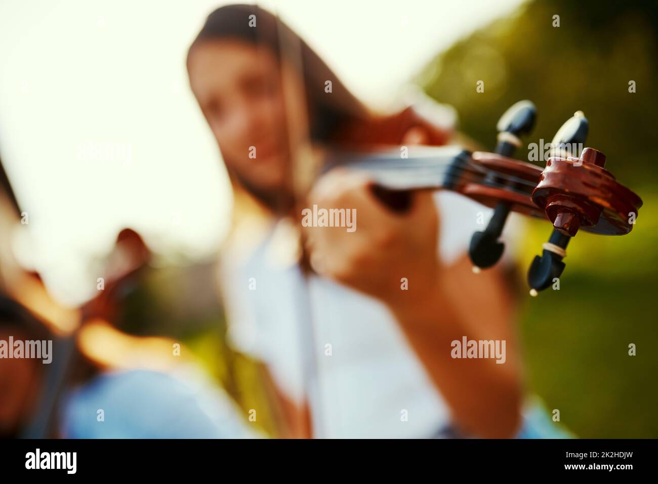 Schlecht Auf Der Geige Spielen Geige spielen außen -Fotos und -Bildmaterial in hoher Auflösung – Alamy
