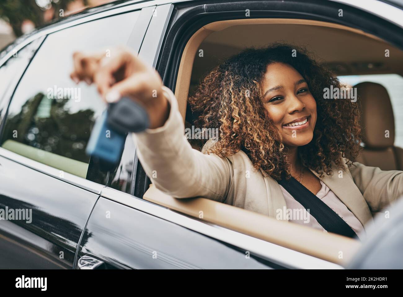 Habe die Schlüssel und das Auto, jetzt nur die Lage. Aufnahme einer attraktiven Geschäftsfrau auf ihrem morgendlichen Weg zur Arbeit. Stockfoto