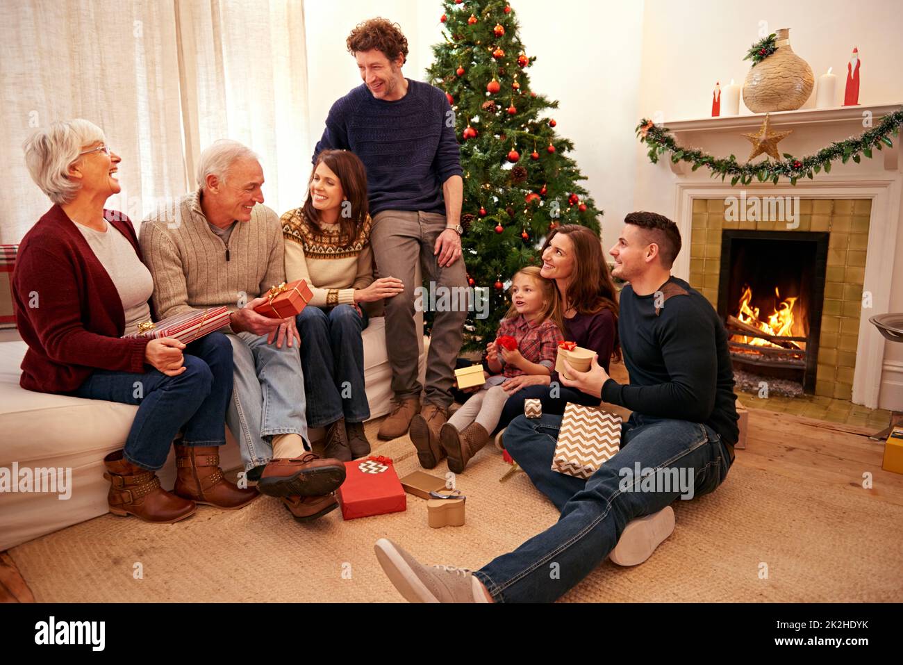 Es ist an der Zeit, Geschenke auszutauschen. Aufnahme einer glücklichen Familie zu Weihnachten. Stockfoto