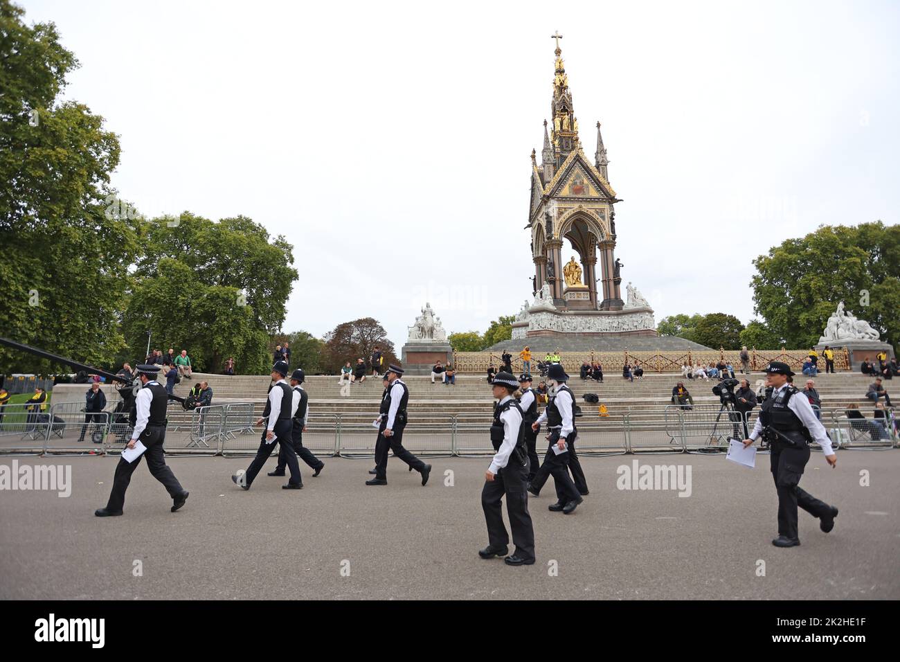 Polizeibeamte gehen am Albert Memorial vor dem State Funeral von Queen Elizabeth II, das heute (19. September 2022) in Westminster Abbey stattfindet, vorbei. Das Land trauert noch offiziell um Königin Elisabeth II., die von König Karl III. Abgelöst wurde Königin Elizabeth II. Starb am 8. September 2022, als sie im Balmoral Castle in Schottland wohnte. Stockfoto