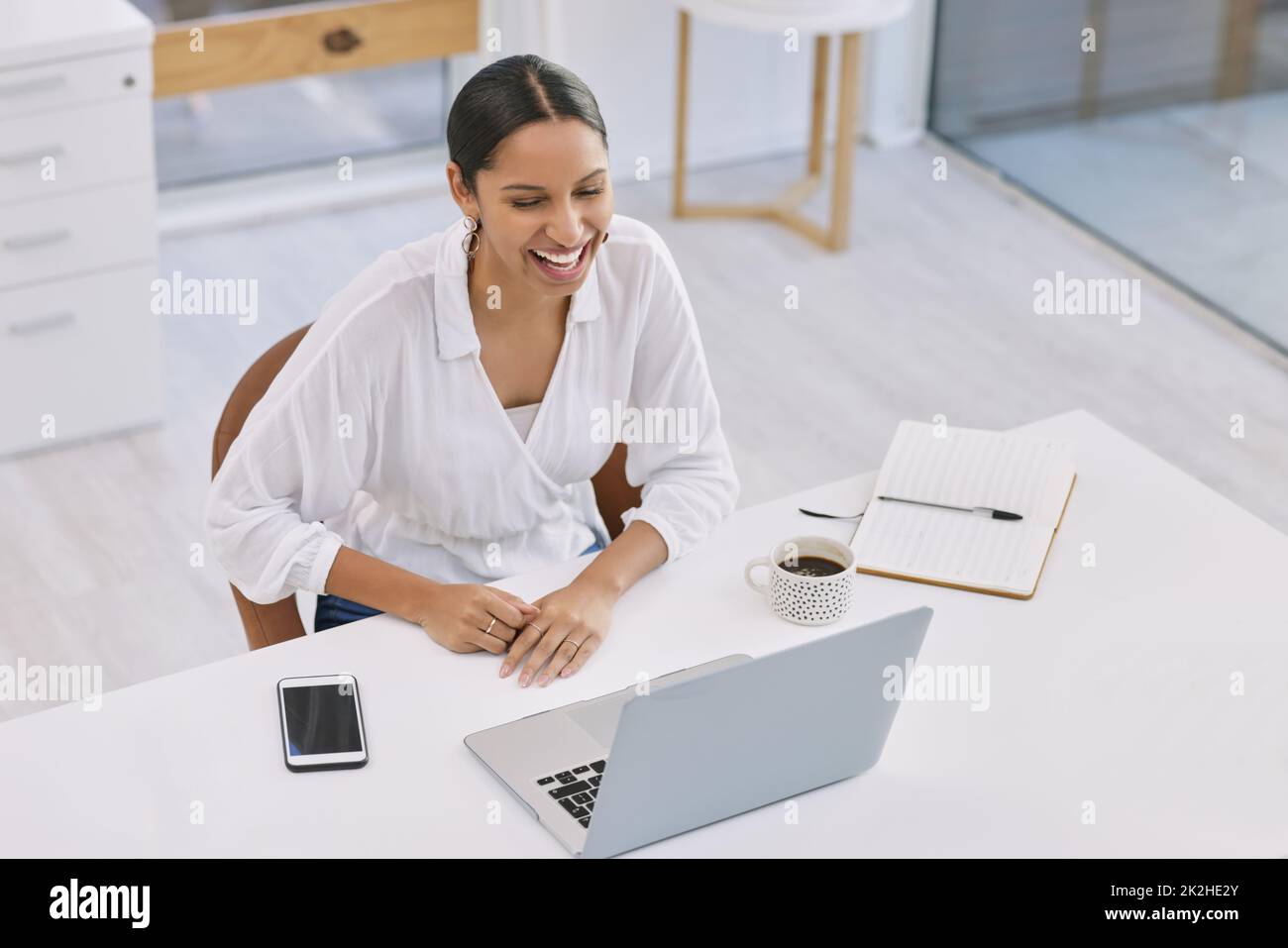 Alle Jungs, auf meinen Charme für alle Augen peitschend. Aufnahme einer Geschäftsfrau bei einem Videoanruf in einem modernen Büro. Stockfoto