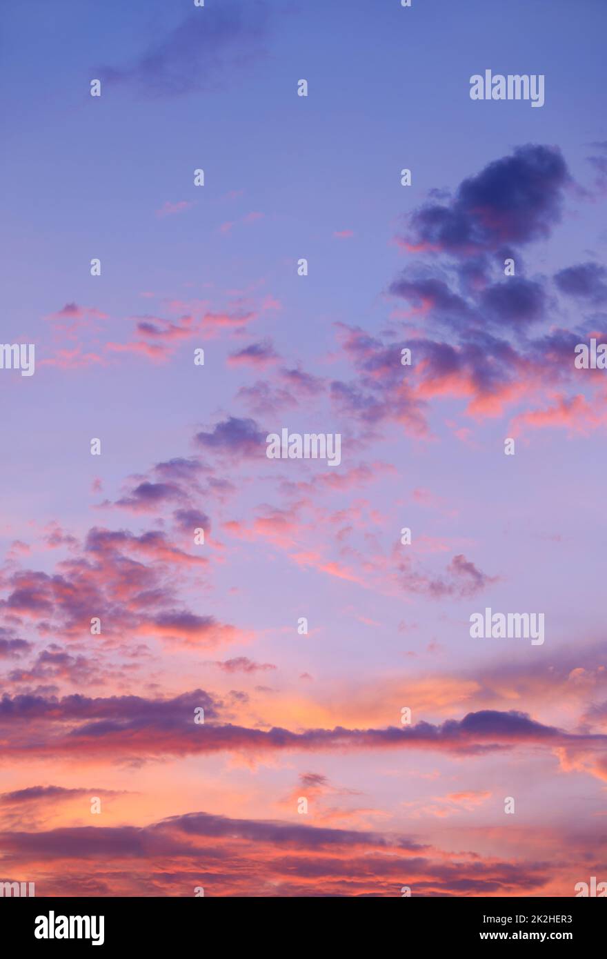 Natürlicher Sonnenaufgang bei Sonnenuntergang mit hellem, dramatischem Himmel in warmen Farben. Stockfoto