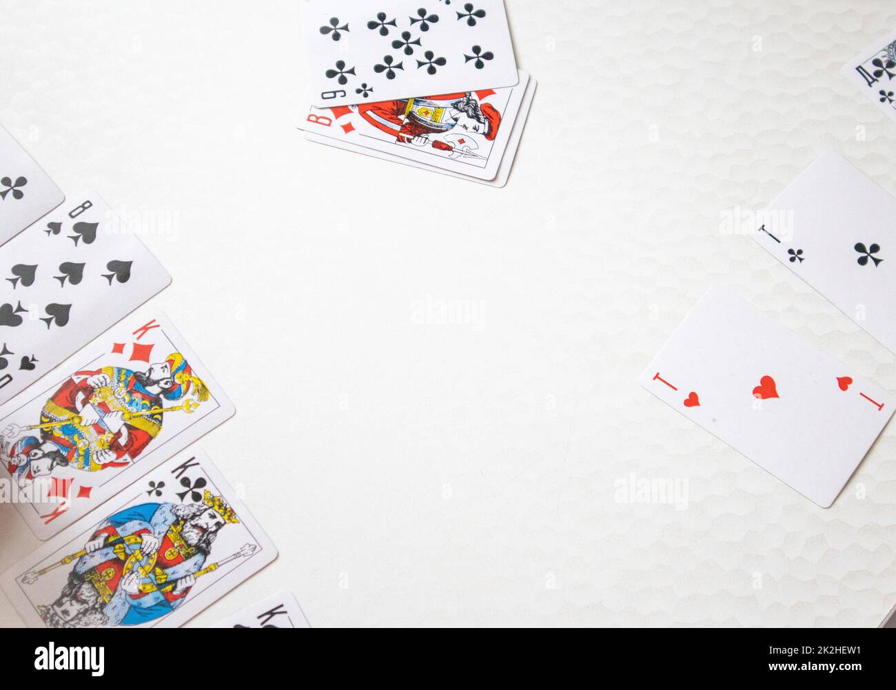 Nahaufnahme der Spielkarten auf einem weißen Tisch, das Konzept der Spielkarten, ein Ort für Text Stockfoto