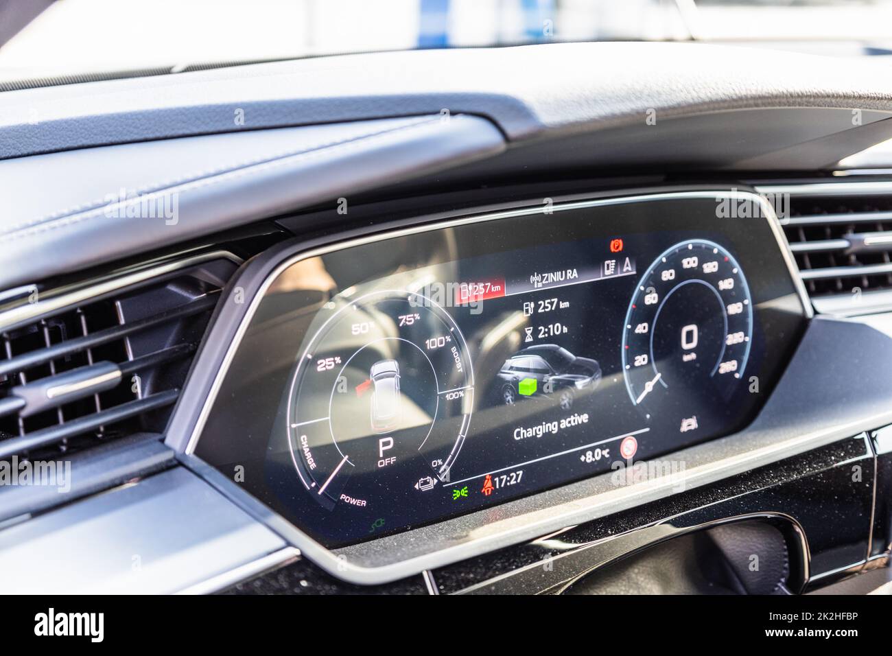 Das Display für Elektrofahrzeuge oder Elektroautos informiert über den Ladezustand der Batterie Stockfoto