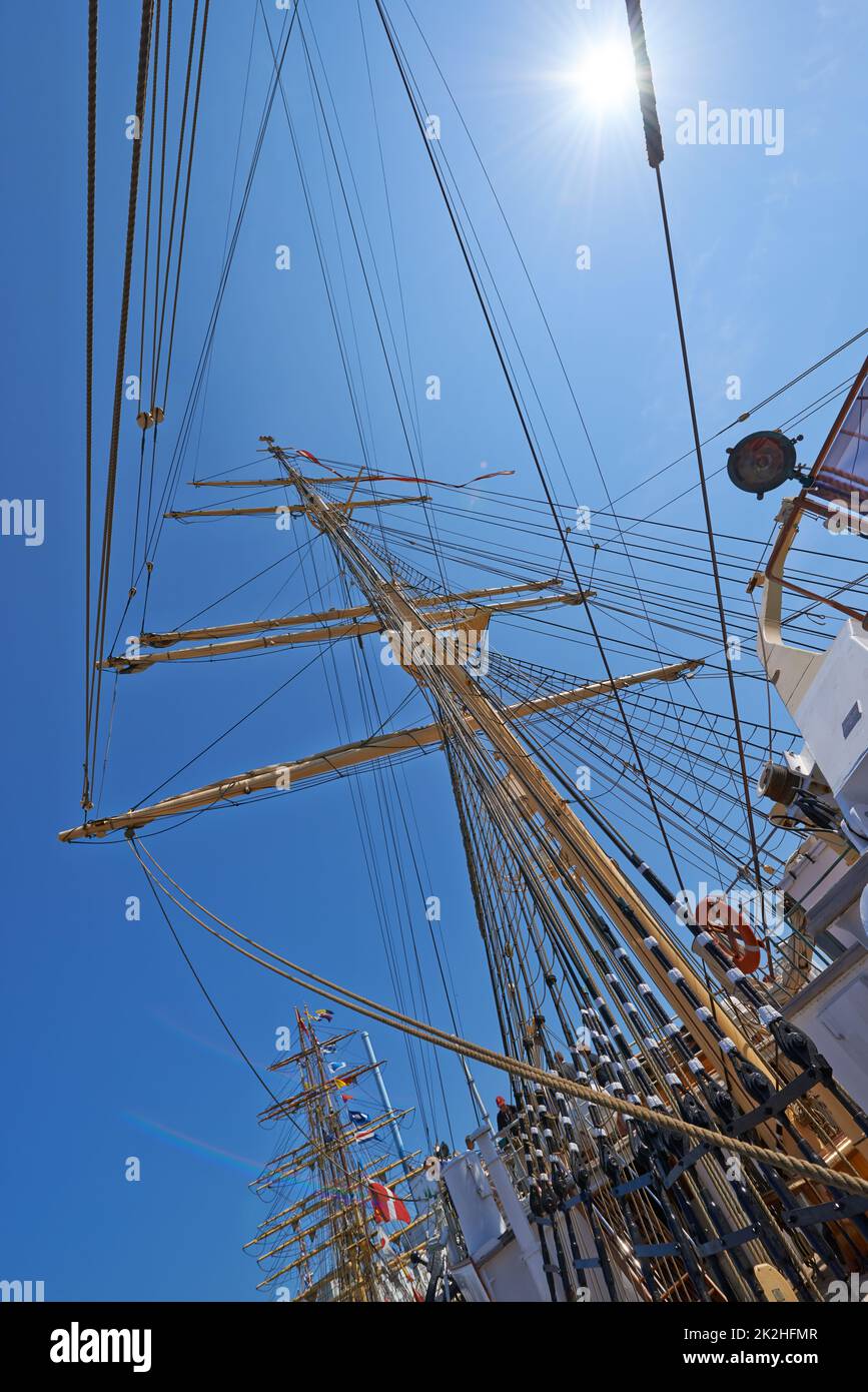 Bereit zum Segeln. Der Mast und die Takelage eines komplizierten nautischen Schiffes. Stockfoto