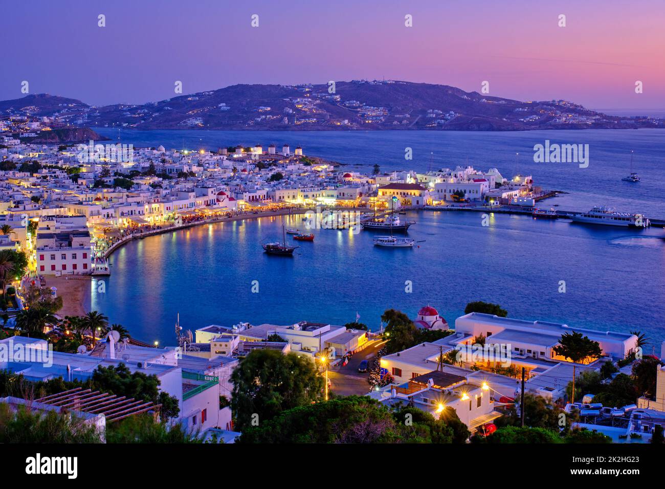 Inselhafen Mykonos mit Booten, Kykladen-Inseln, Griechenland Stockfoto