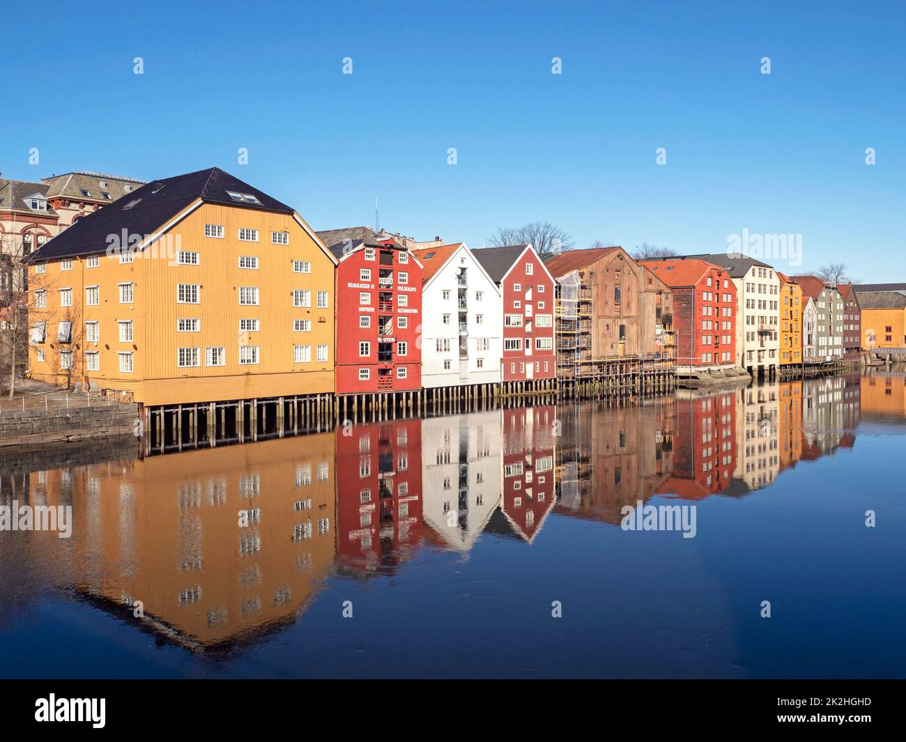 Traditionelle Häuser am Fluss Nidelva in Trondheim, Norwegen Stockfoto