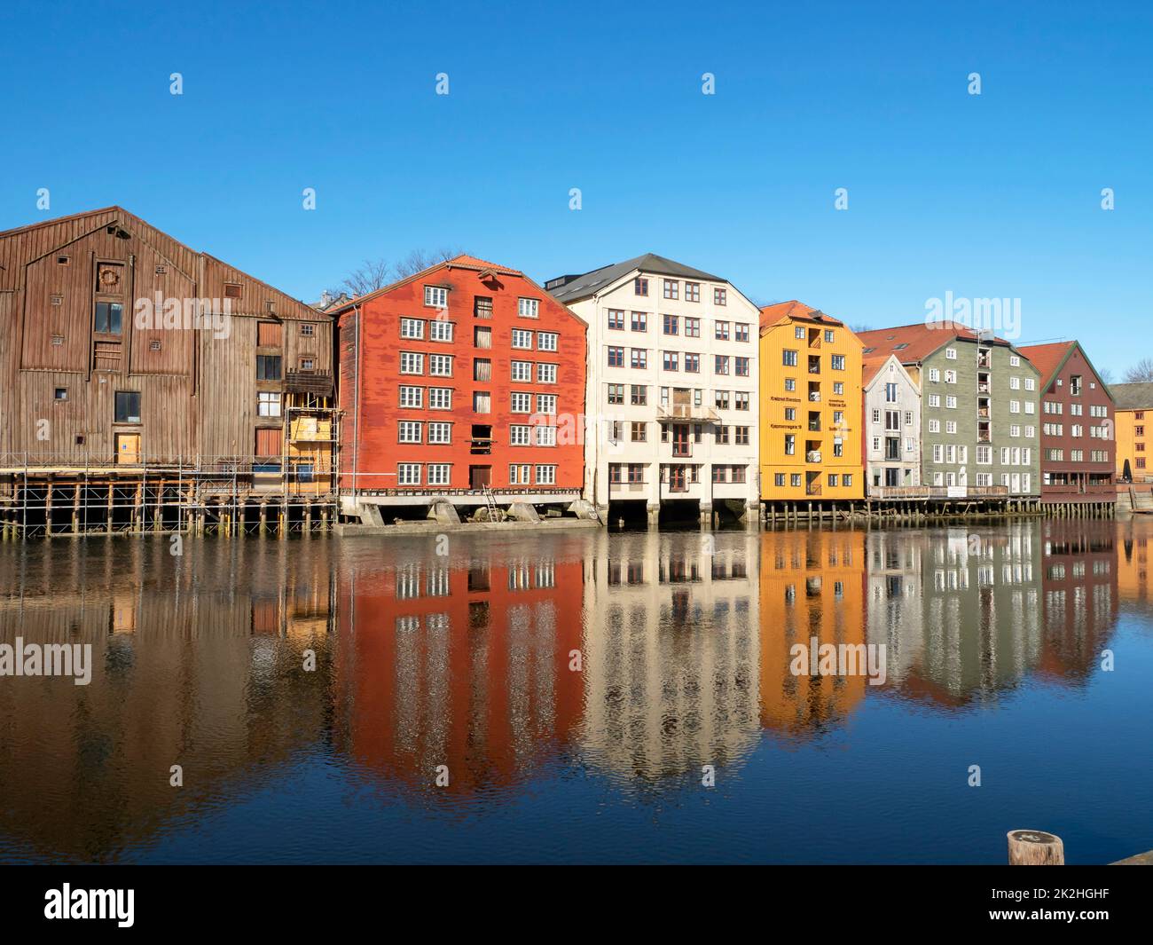 Traditionelle Häuser am Fluss Nidelva in Trondheim, Norwegen Stockfoto