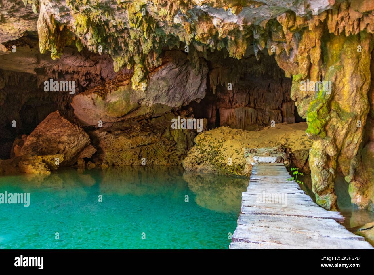 Erstaunlich blau türkisfarbenes Wasser und Kalkstein Höhle Sinkhole Cenote Mexiko. Stockfoto