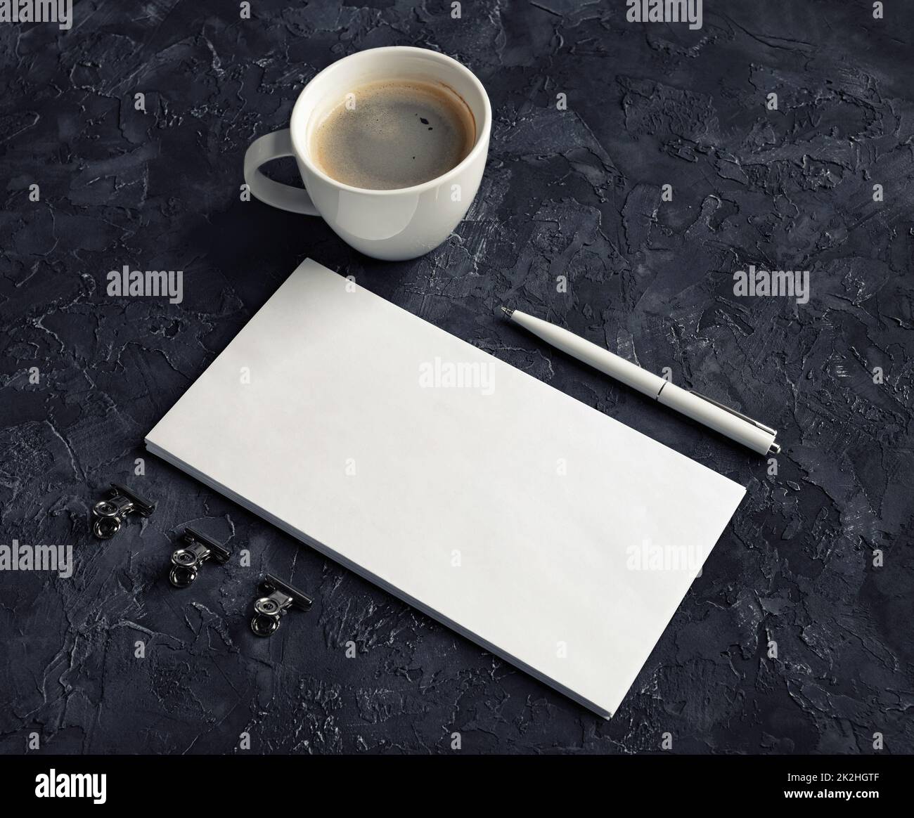 Weißer Umschlag, Kaffeetasse, Stift Stockfoto