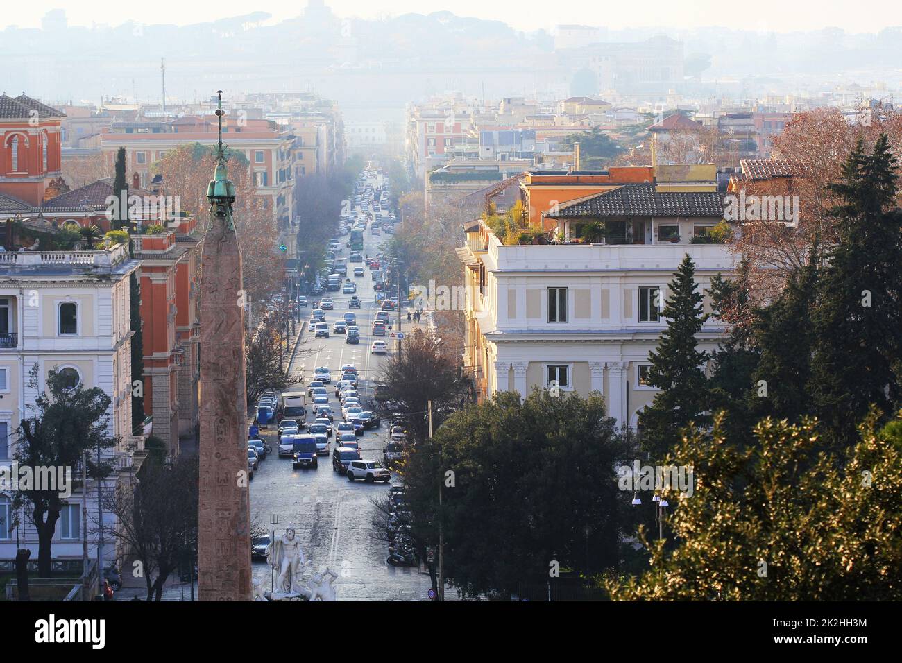 Rom, Italien - 28. Dezember 2018: Ein ägyptischer Obelisk von Ramesses II auf der Piazza del Popolo. Der Flaminio Obelisk (Italienisch: Obelisco Flaminio) ist einer der dreizehn antiken Obelisken in Rom, Italien. Stockfoto