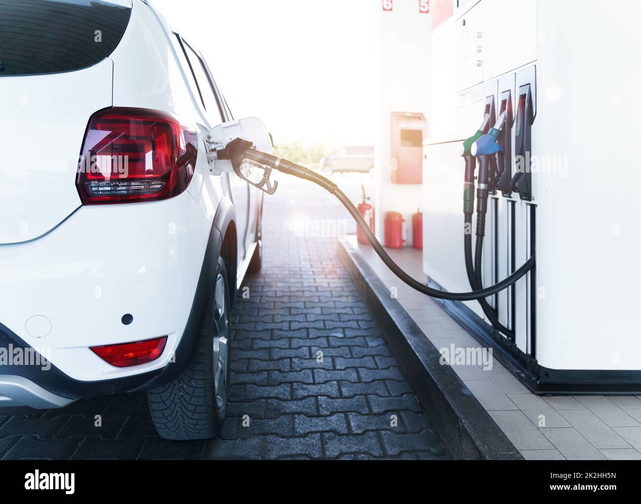 Die Kraftstoffpumpe füllt den Tank eines Autos in einer Station Stockfoto