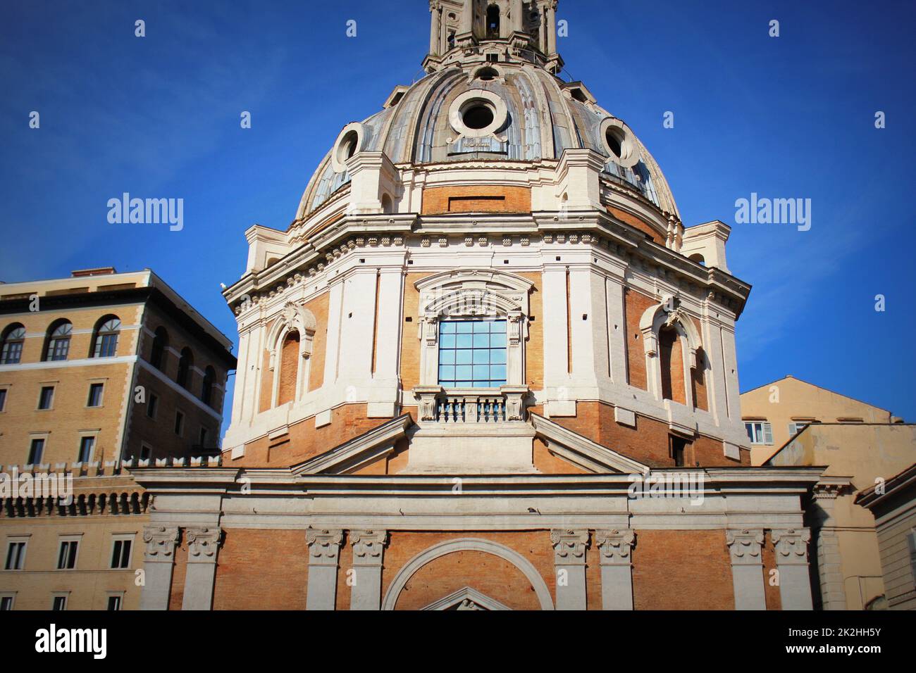 Kirche der Heiligen Namen von Maria am Forum Romanum und des Trajan Spalte in Rom, Italien. Chiesa del Santissimo Nome di Maria Al Foro Traiano. Colonna Traiana Stockfoto