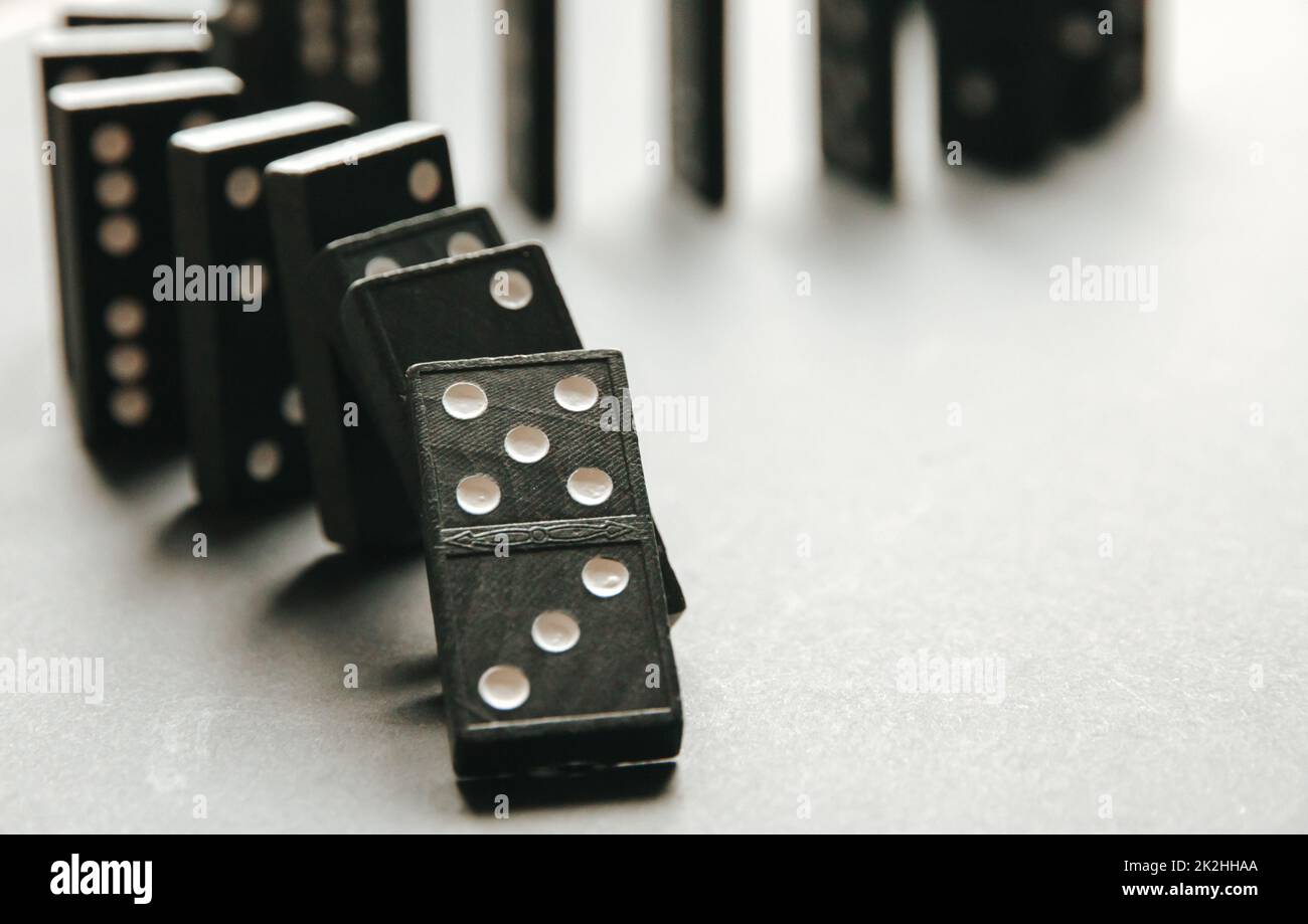 Schwarze Domino Kette auf weißem Tischhintergrund Stockfotografie - Alamy