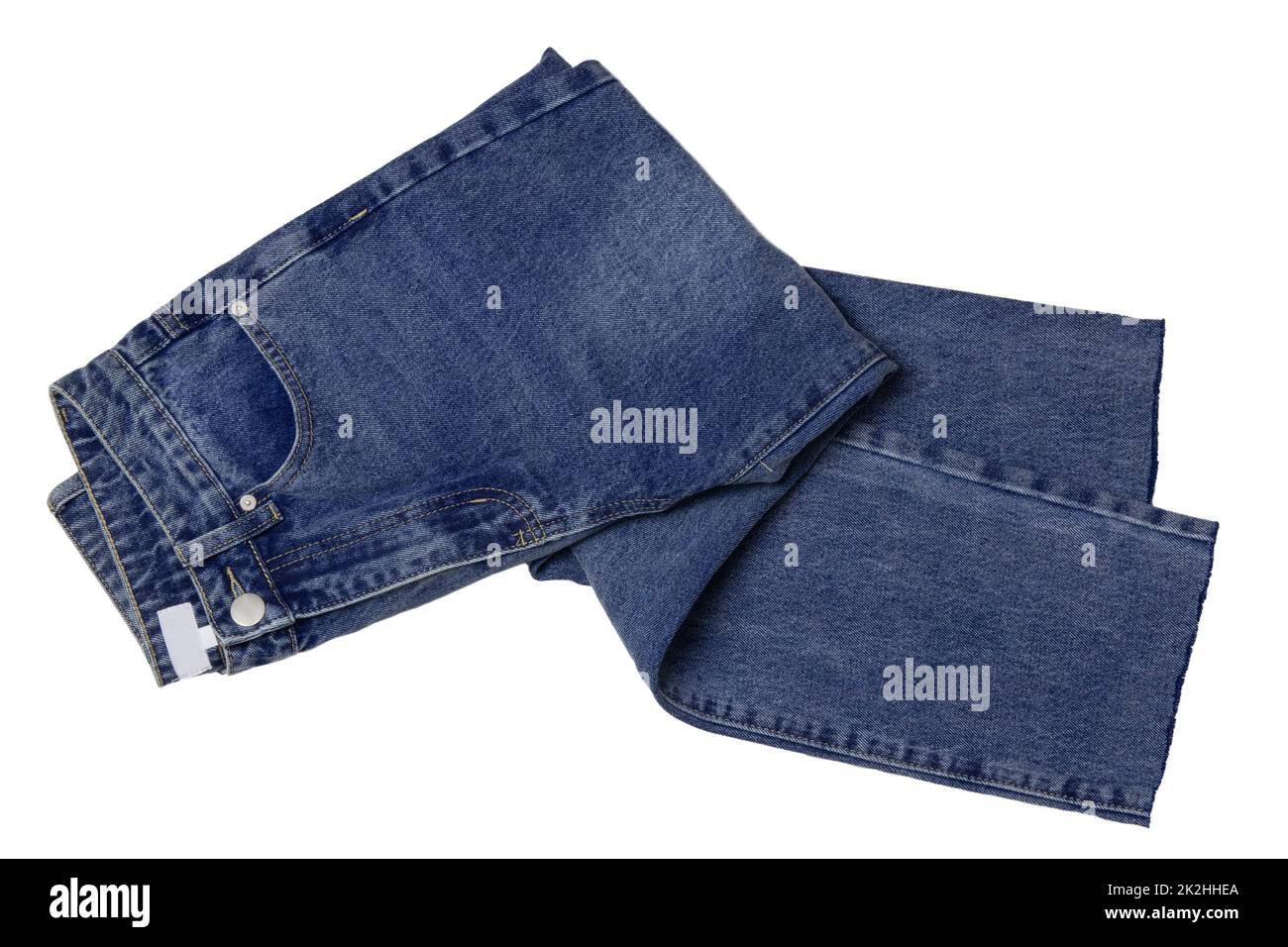 Frauen-Jeans isoliert. Gefaltete, trendige, modische Jeans für Damen, isoliert auf weißem Hintergrund. Modische Denimhose für Damen- Stockfoto