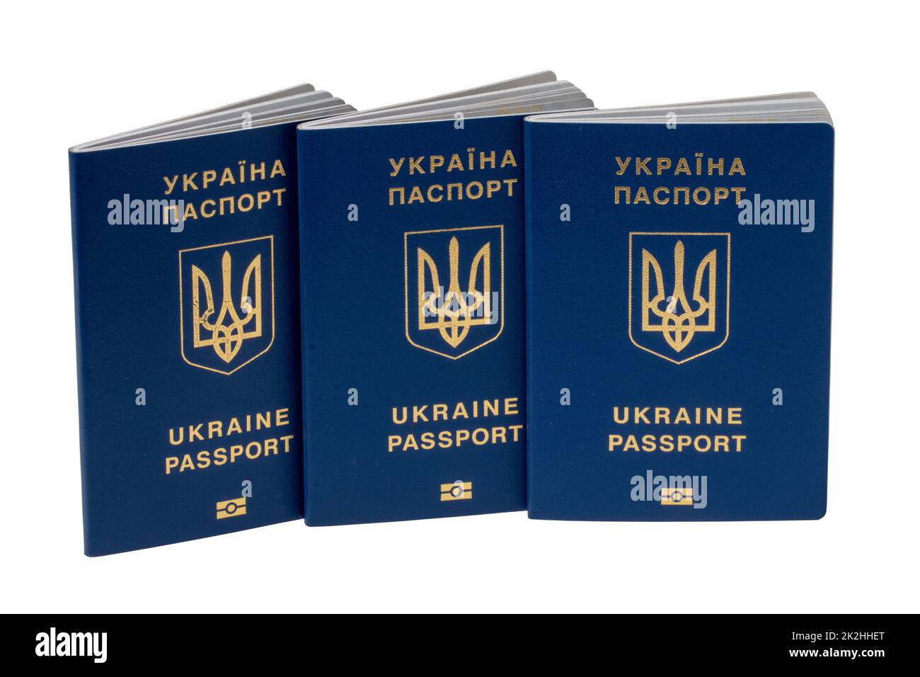 Drei auf weißem Hintergrund isolierte Reisepässe für ukrainische Staatsbürger oder Migranten zur visumfreien Einreise in die Europäische Union. Beschneidungspfad. Flüchtlinge in der Ukraine stehen in Konflikt mit Russland. Stockfoto