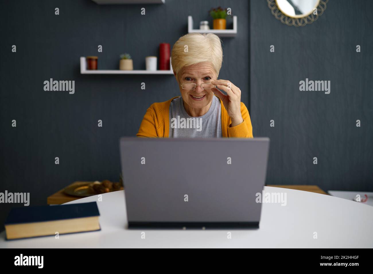 Alte Frau mit Videokonferenz auf Laptop Stockfoto