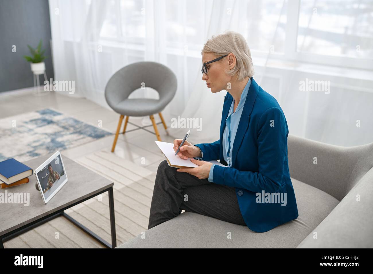 Psychologe, der dem Militärs Online-Konsultationen gibt Stockfoto