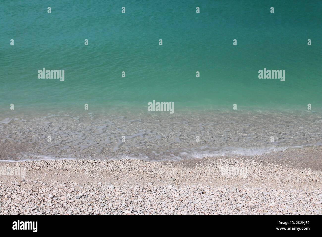 Das türkisfarbene Wasser auf den weißen Steinen der Strände von Conero Stockfoto