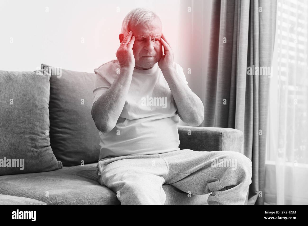 Der ältere Mann hat Kopfschmerzen Stockfoto